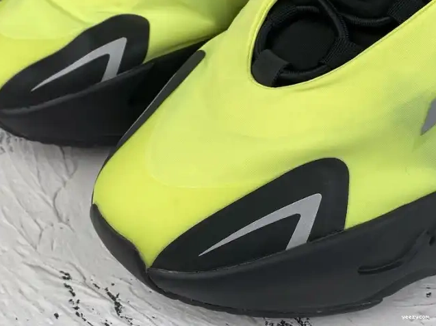 Yeezy 700 Adidas Boost FY3727 Phosphor MNVN 0524